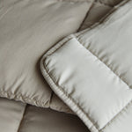 
                    
                      Edredón acolchado beige con relleno plumas, detalle de costura-beige
                    
                  