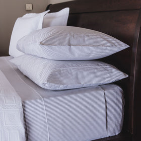 Juego de sábanas gris con rayas de algodón egipcio en cama-gris