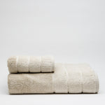 
                    
                      Set de toallas beige apiladas con texturas suaves y esponjosas-beige
                    
                  
