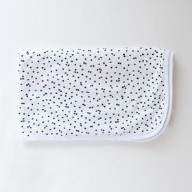 Manta blanca de algodón con patrón de pequeños corazones azul marino-azul
