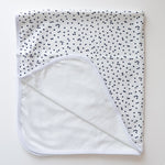 
                    
                      Manta de algodón blanca con corazones azul marino estampados-azul
                    
                  