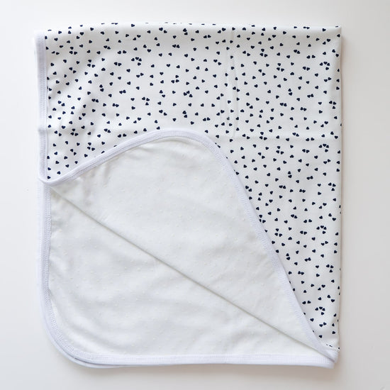 Manta de algodón blanca con corazones azul marino estampados-azul