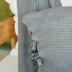 
                    
                      Funda de almohada gris de textura tejida con detalle de anudado decorativo-gris
                    
                  