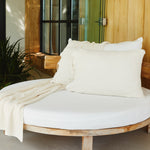 
                    
                      Almohada de lino natural blanco sobre cama redonda de madera-natural
                    
                  