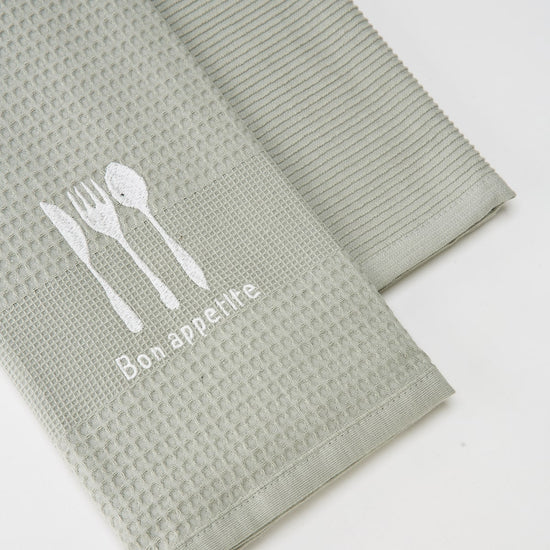 Dos repasadores verdes claro con diseño de cubiertos blancos bordados-verde