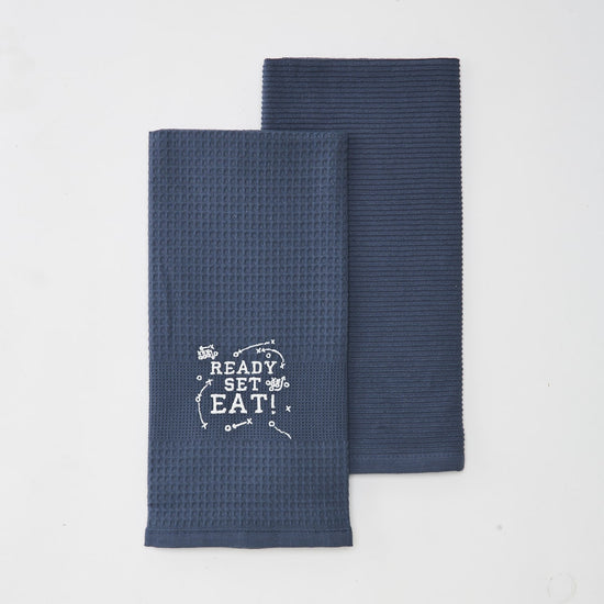 Dos repasadores azules con texto "Ready Set Eat" estampado-azul
