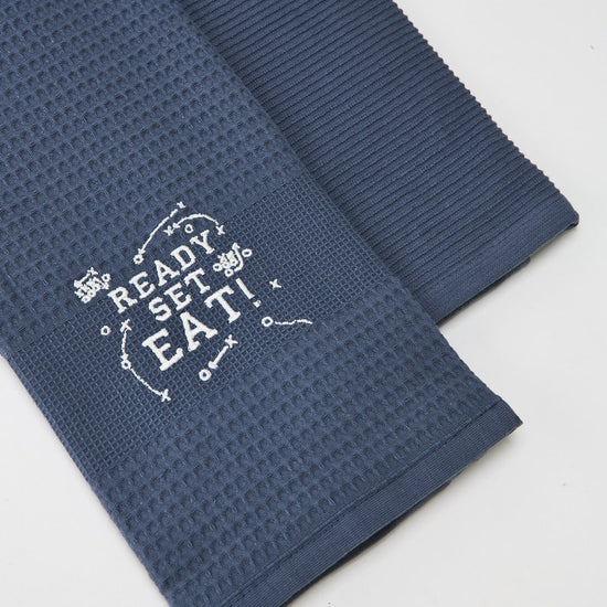 Dos repasadores azules con textura waffle y estampado "Ready Set Eat-azul