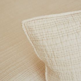Funda de almohón beige con patrón acolchado tradicional Lagos-beige