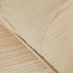 
                    
                      Funda de almohón beige con textura suave y pliegues naturales-beige
                    
                  