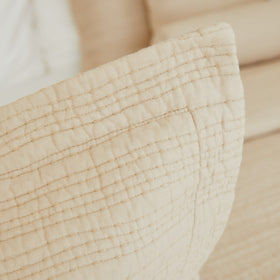 Funda de almohada beige con acolchado tradicional y costuras decorativas-beige