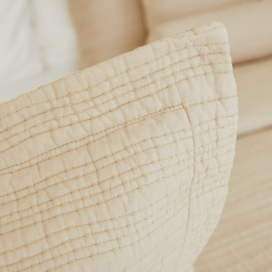 Funda de almohada beige con acolchado tradicional y costuras decorativas-beige