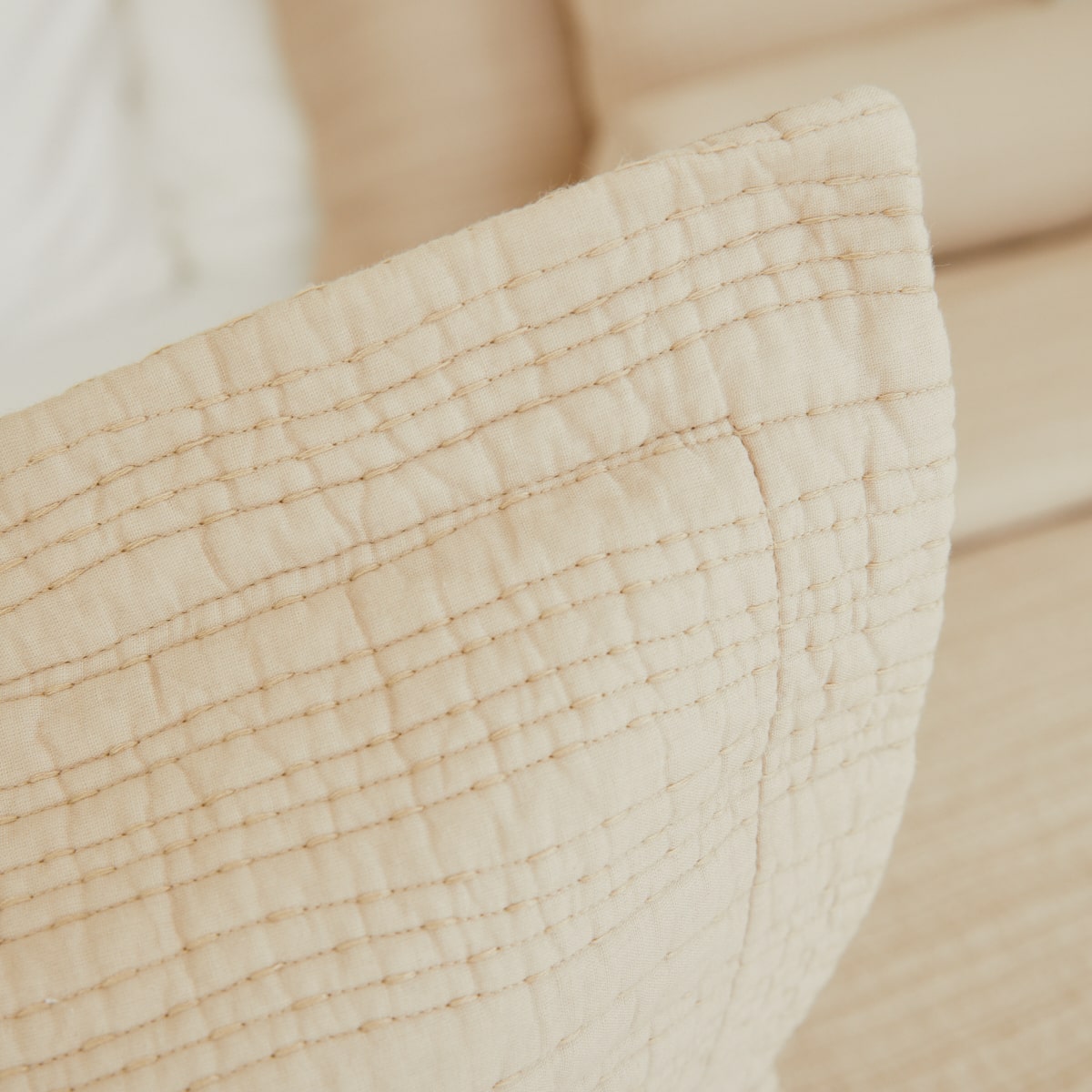 Funda de almohada beige con acolchado tradicional y costuras decorativas-beige