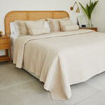 
                    
                      Cubrecama tradicional Lagos beige con almohadas decorativas en cama madera-beige
                    
                  