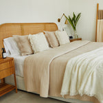 
                    
                      Cama con cubrecama beige tradicional, almohadas decorativas y plantas-beige
                    
                  