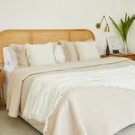 
                    
                      Cubrecama beige tradicional Lagos sobre cama con respaldo de ratán-beige
                    
                  