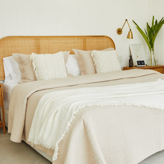 Cubrecama beige tradicional Lagos sobre cama con respaldo de ratán-beige