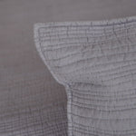 
                    
                      Detalle de funda de almohada gris con costuras horizontales decorativas-gris
                    
                  