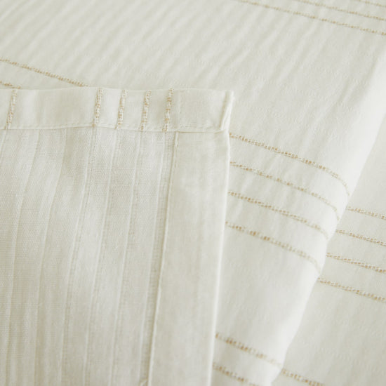 Manta de algodón beige con rayas y detalles decorativos cosidos-beige
