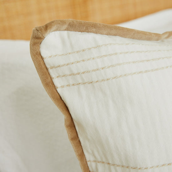 Manta de algodón beige con ribete marrón y costuras decorativas-beige