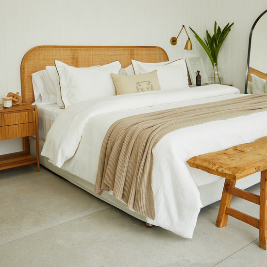 Cama con funda de edredón blanco algodón y manta beige texturizada-blanco