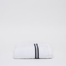 Toallita blanca con dos líneas grises decorativas enrollada-gris