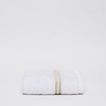 
                    
                      Toalla blanca enrollada con dos líneas decorativas beige-beige
                    
                  