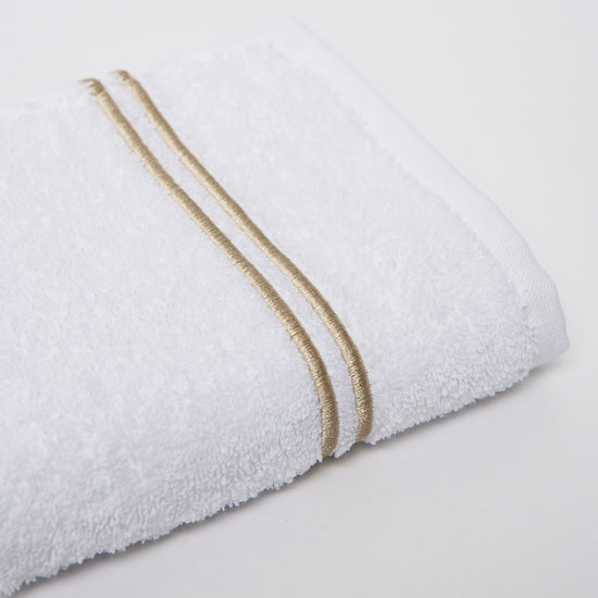 Toallita blanca con dos líneas decorativas beige en los extremos-beige