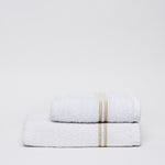 
                    
                      Dos toallas blancas apiladas con rayas beige decorativas-beige
                    
                  