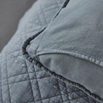 
                    
                      Detalle de funda de almohada gris con costura y textura suave-
                    
                  