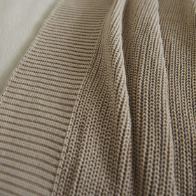 Manta Ginger beige con textura de tejido acanalado y pliegues-beige
