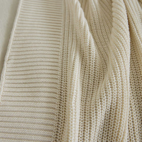 Manta Ginger natural beige con texturas tejidas en diferentes patrones-natural