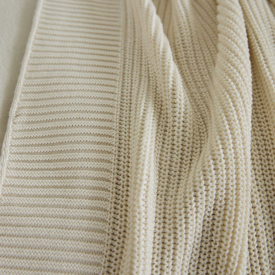 Manta Ginger natural beige con texturas tejidas en diferentes patrones-natural