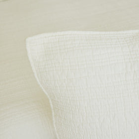 Funda de almohón blanca texturizada con patrón de cuadrícula-natural