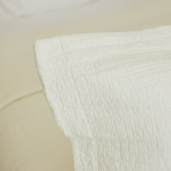 Funda de almohada blanca texturizada con patrón de ondas naturales-natural