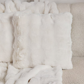Almohada blanca de textura esponjosa sobre fondo beige claro-natural