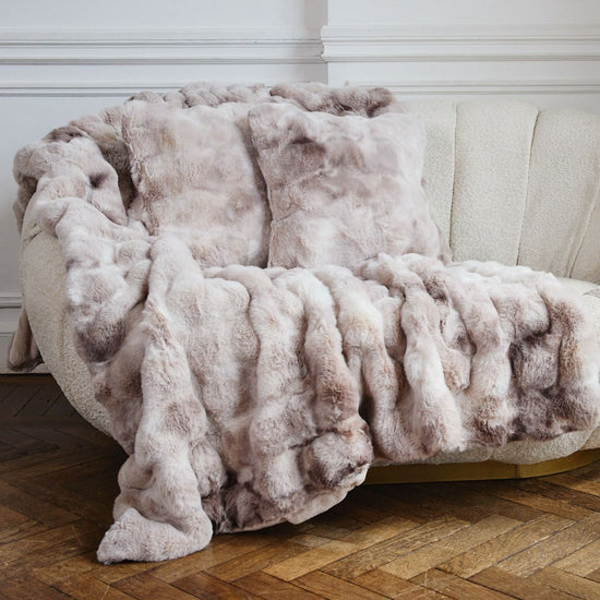 Manta de piel sintética con textura bubble estampada en tonos beige-