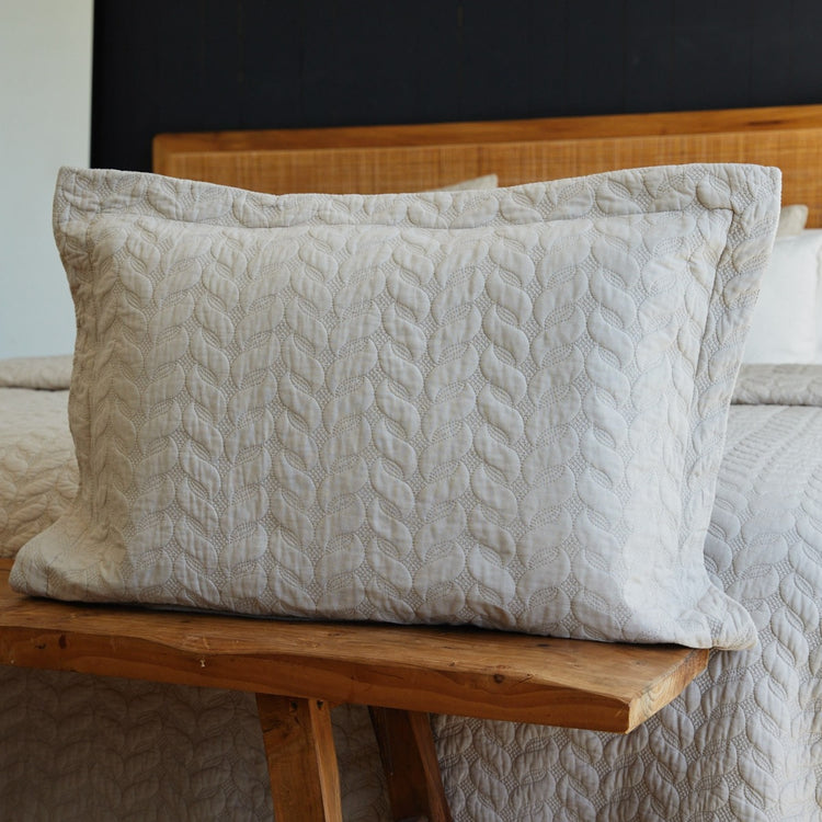 Funda de almohada quilted beige sobre madera de cama-beige