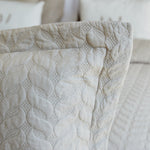 
                    
                      Funda de almohada beige con patrón acolchado de hojas-beige
                    
                  