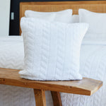 
                    
                      Funda almohada blanca con textura acolchada en banco de madera-blanco
                    
                  