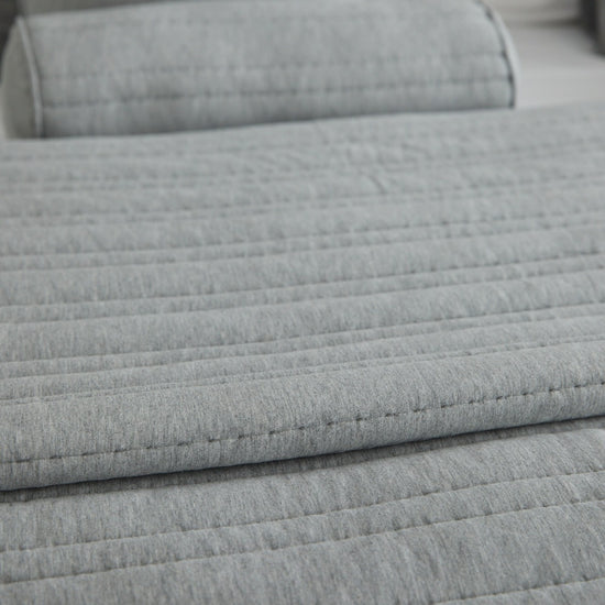 Cubrecama gris Pamplona con textura acolchada y detalles cosidos-gris