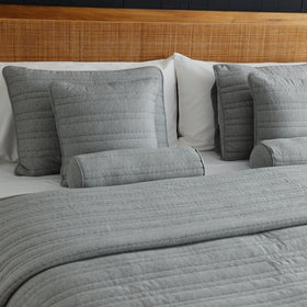 Cubrecama gris Pamplona con almohadas y cojines coordinados en cama-gris