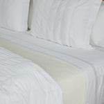 
                    
                      Manta blanca sobre cama con almohadas blancas-blanco
                    
                  