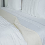 
                    
                      Manta blanca Mykonos sobre cama con almohadas blancas-blanco
                    
                  