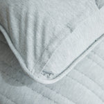 
                    
                      Funda de almohada gris clara con detalle de costura y textura suave-gris
                    
                  