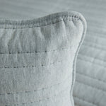 
                    
                      Detalle de funda de almohada gris con costuras decorativas visibles-gris
                    
                  