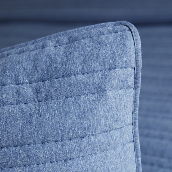 Funda de almohada azul Pamplona con textura acolchada y costura decorativa-azul