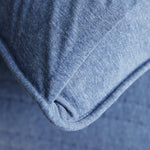 
                    
                      Detalle de tela azul de funda de almohada con costura visible-azul
                    
                  