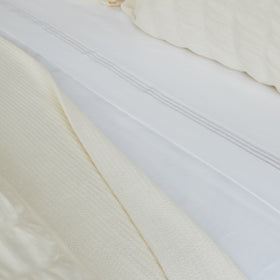 Manta blanca Mykonos con textura suave y detalle de costura visible-blanco
