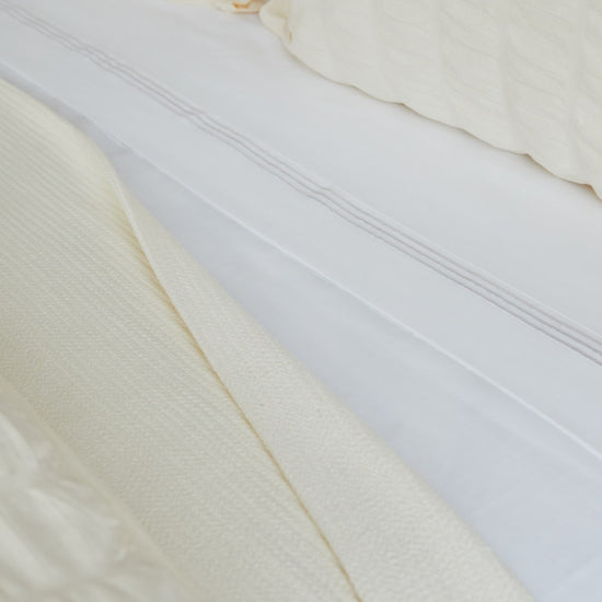 Manta blanca Mykonos con textura suave y detalle de costura visible-blanco