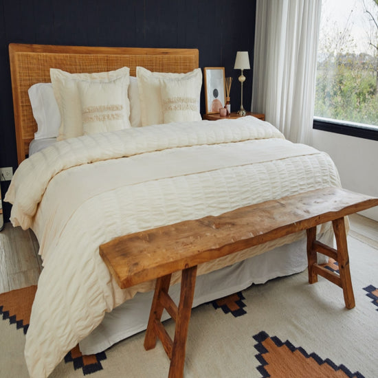 Funda edredón natural con patrón de bastones en dormitorio moderno-natural